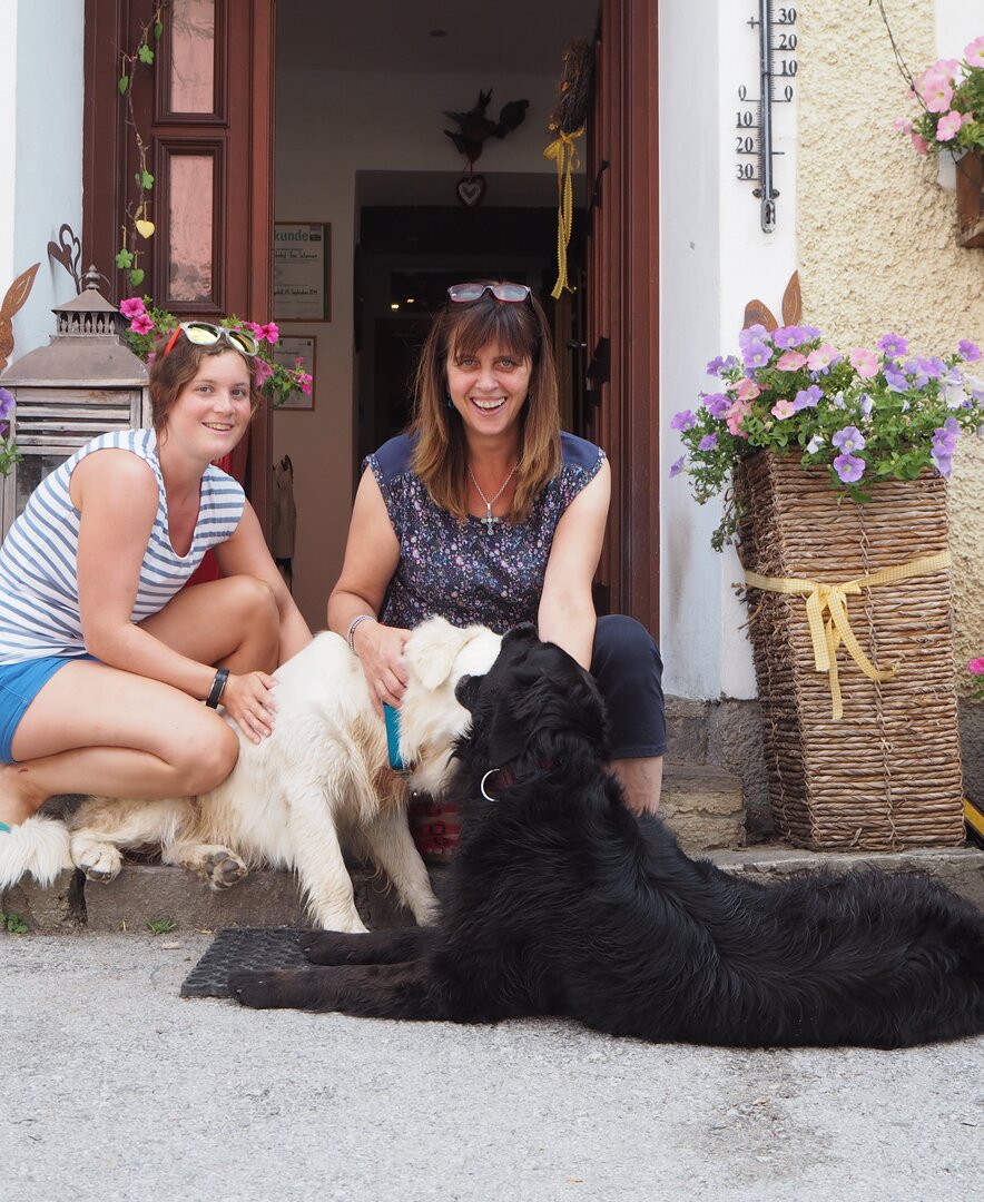 Frau Schenner mit zwei Hunde | © Urlaub am Bauernhof Niederösterreich / Elena Paschinger / www.creativelena.com