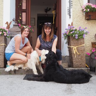 Frau Schenner mit zwei Hunde | © Urlaub am Bauernhof Niederösterreich / Elena Paschinger / www.creativelena.com