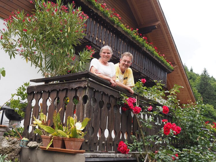 Familie Fallmann schaut vom Balkon | © Urlaub am Bauernhof Niederösterreich / Elena Paschinger / www.creativelena.com