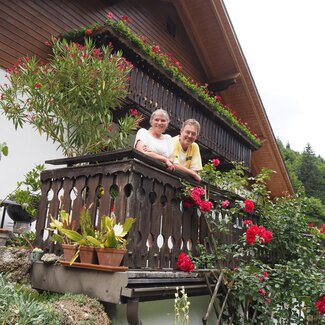 Familie Fallmann schaut vom Balkon | © Urlaub am Bauernhof Niederösterreich / Elena Paschinger / www.creativelena.com