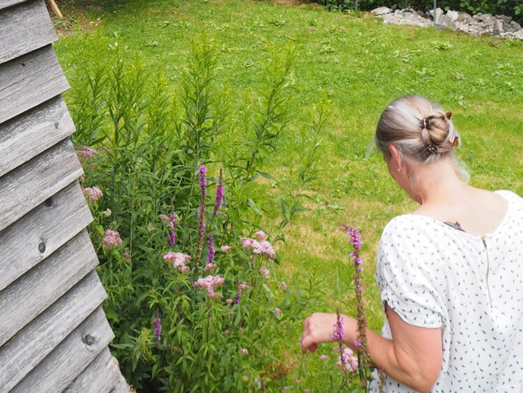 Frau geht in den Garten | © Urlaub am Bauernhof Niederösterreich / Elena Paschinger / www.creativelena.com