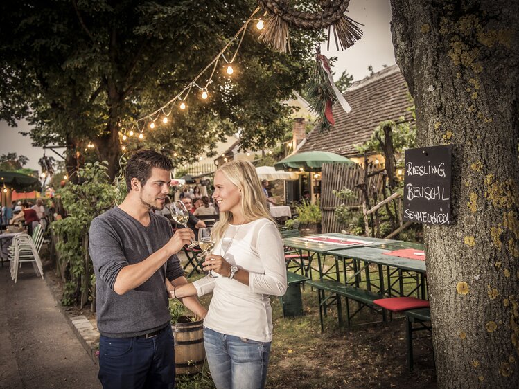 Paar steht beim Kellerfest am Sauberg in Langenlois | © Ursin Haus / Robert Herbst 