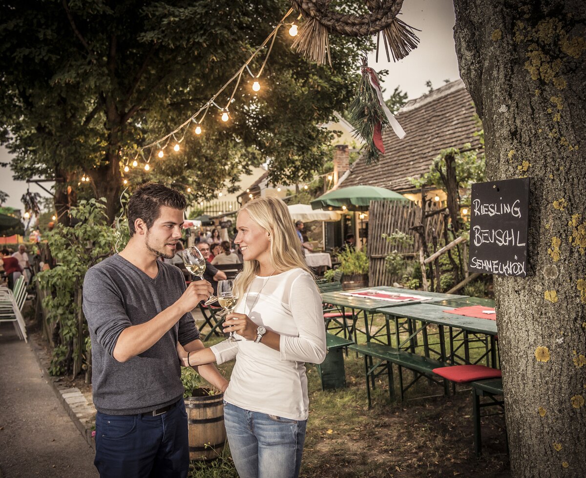 Paar steht beim Kellerfest am Sauberg in Langenlois | © Ursin Haus / Robert Herbst 