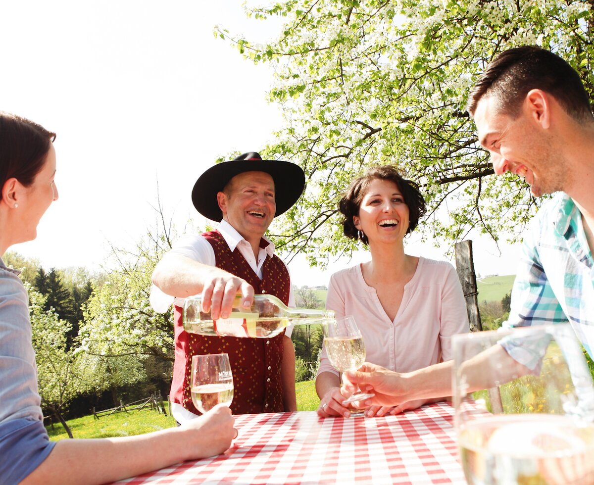 Leute trinken Most im Freien beim Tisch | © Mostviertel Tourismus / schwarz-koenig.at