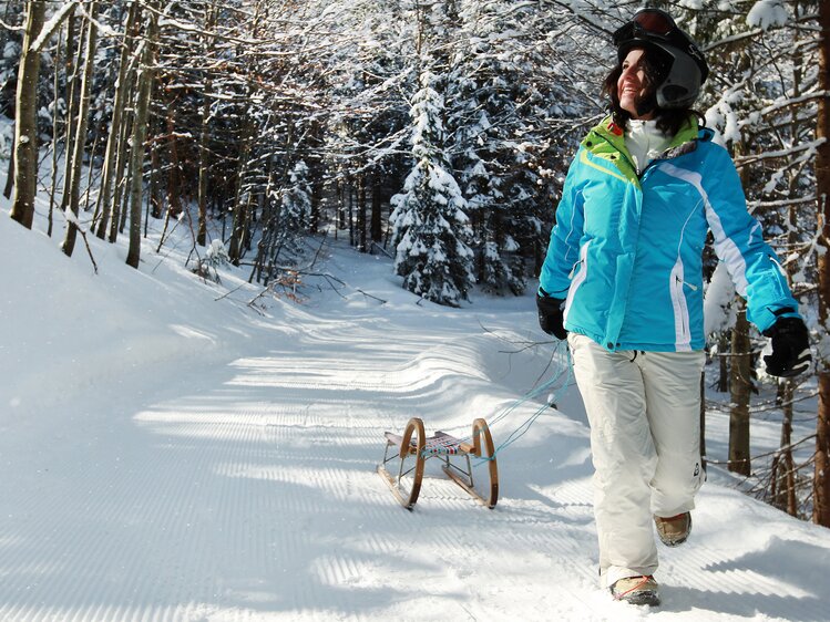 Frau geht mit Rodel in der Winterlandschaft | © Mostviertel Tourismus / weinfranz.at