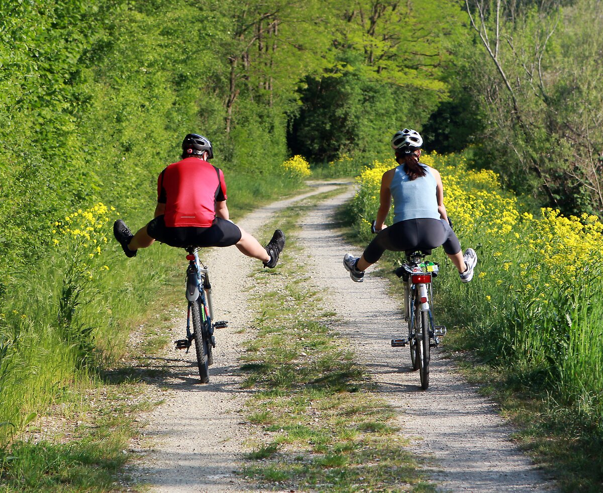 Zwei Radfahrer entlang des Traisentalradwegs | © Mostviertel Tourismus / weinfranz.at