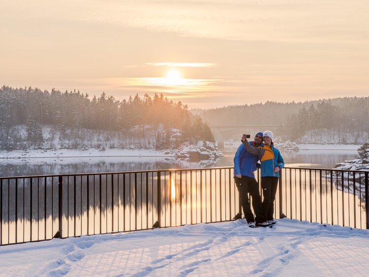 Ein Paar fotografiert sich selbst beim Stausee Ottenstein in Abendstimmung im Waldviertel | © Waldviertel Tourismus / Robert Herbst