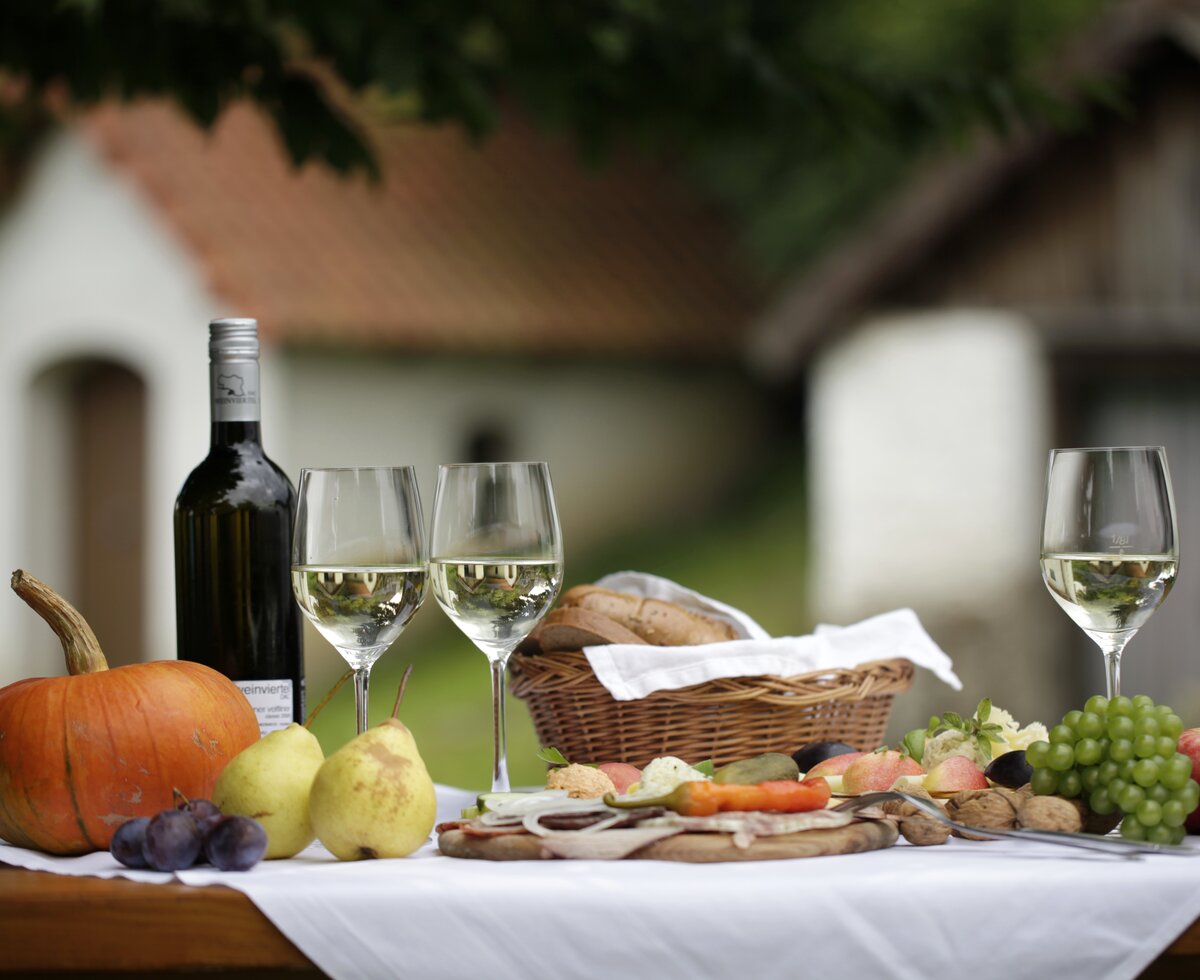 herbstliche weinviertler Jause mit Wein, Brot, Speck, Käse  | © Weinviertel Tourismus / Christine Wurnig