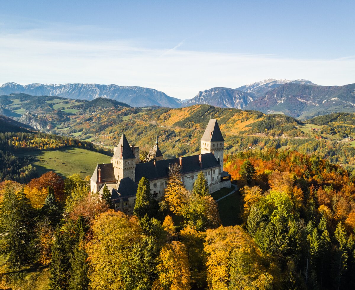 Herbstlandschaft mit Blick auf Burg | © Wiener Alpen / Martin Fülöp