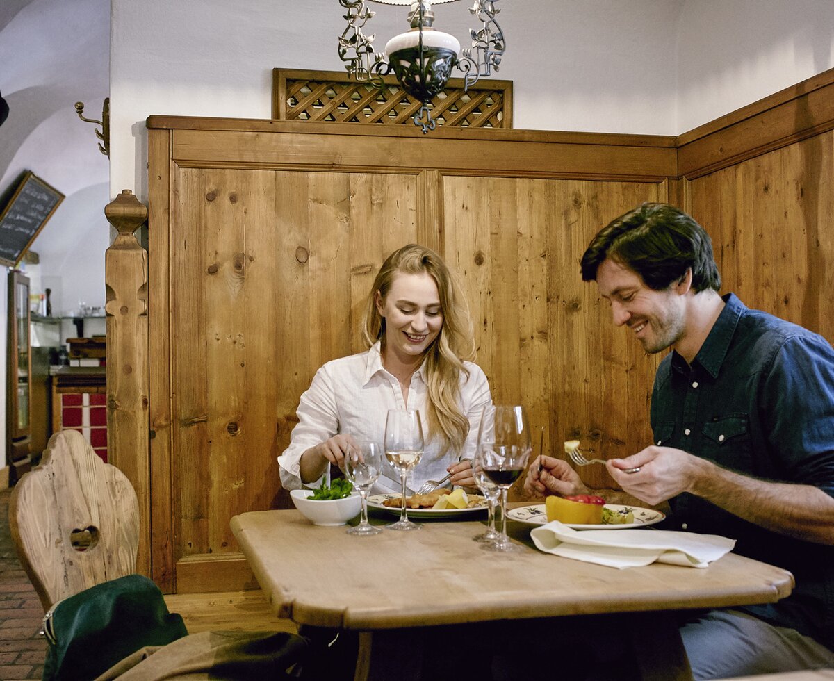 Wirtshaus Xaver - Leute essen beim Tisch | © Wiener Alpen / Florian Lierzer