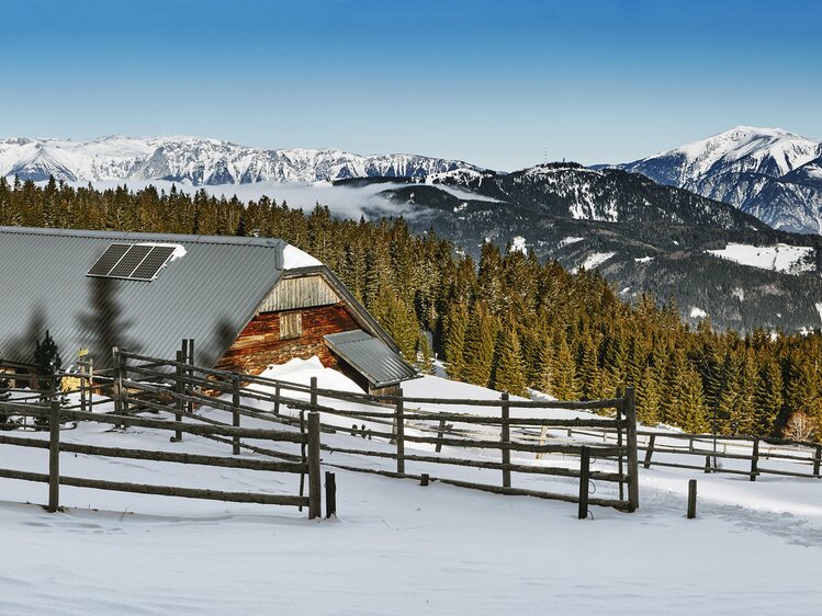 verschneite Winterlandschaft mit Almhütte in den Wiener Alpen | © Niederösterreich Werbung / Michael Liebert