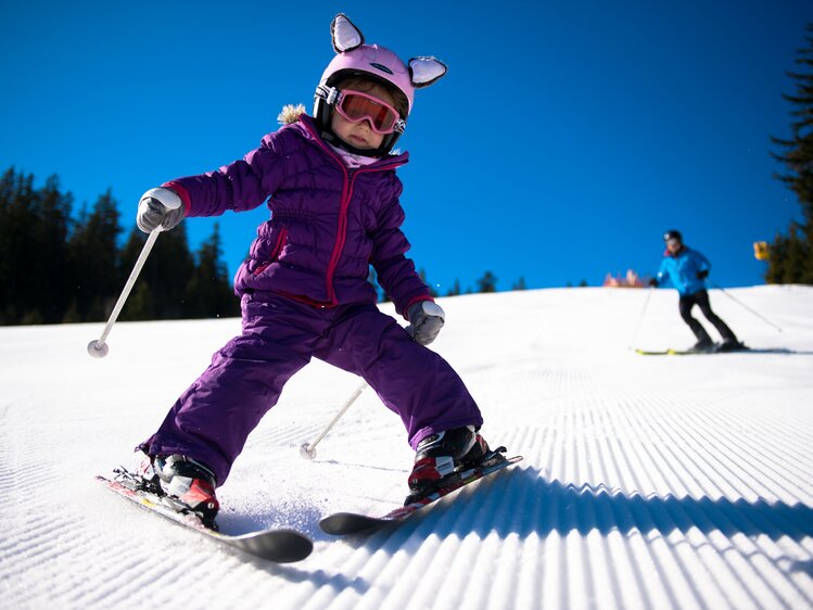 kleines Kind beim Ski fahren auf der Piste | © Wiener Alpen / Claudia Ziegler