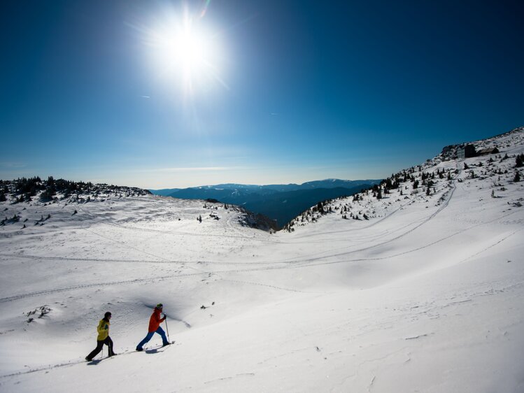 zwei Leute machen eine Skitour auf der Rax bei herrlichen Sonnenschein | © Wiener Alpen / Claudia Ziegler