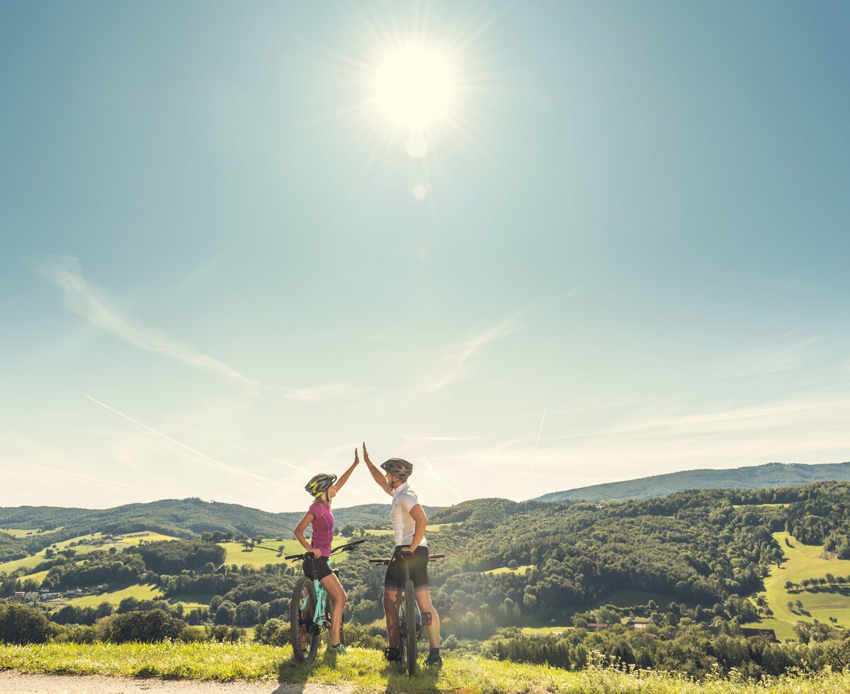 Zwei Radfahrer auf einer Aussichtsplattform im Wienerwald | © Wienerwald Tourismus / www.ishootpeople.at