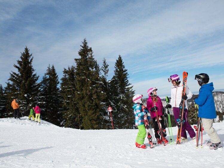 Familie fährt Ski am Annaberg | © Niederösterreich Werbung / schwarz-koenig.at