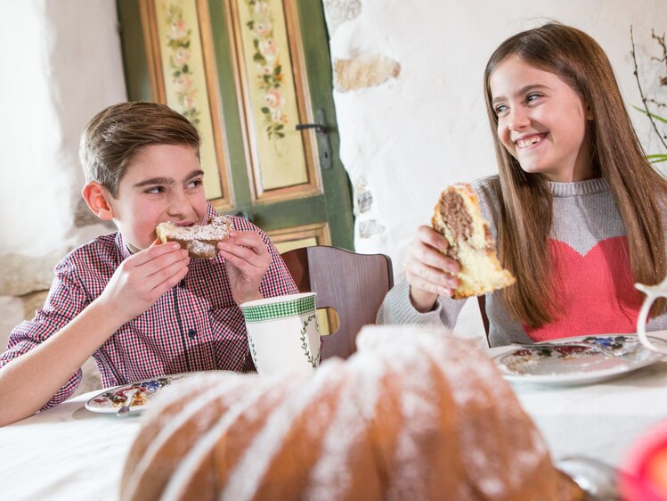 Kinder essen Gugelhupf | © Niederösterreich Werbung / schwarz-koenig.at