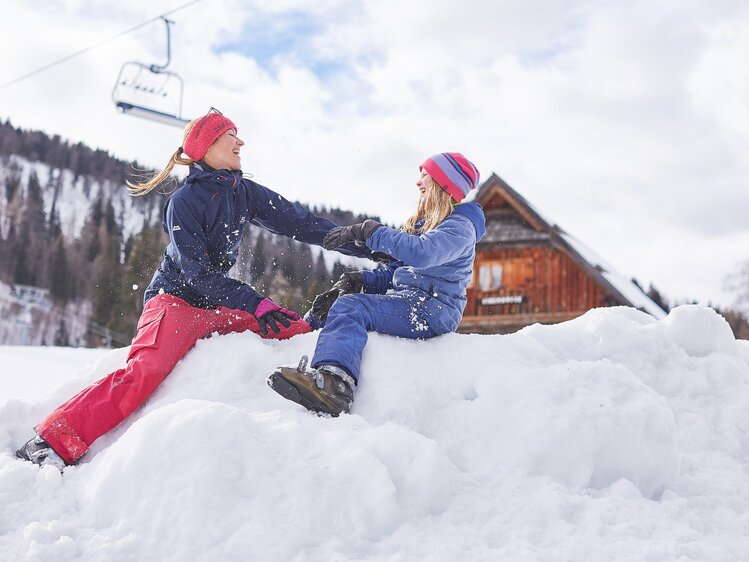 Frau und Kind spielen im Schnee beim Ötscher | © Niederösterreich Werbung / Kathrin Baumann