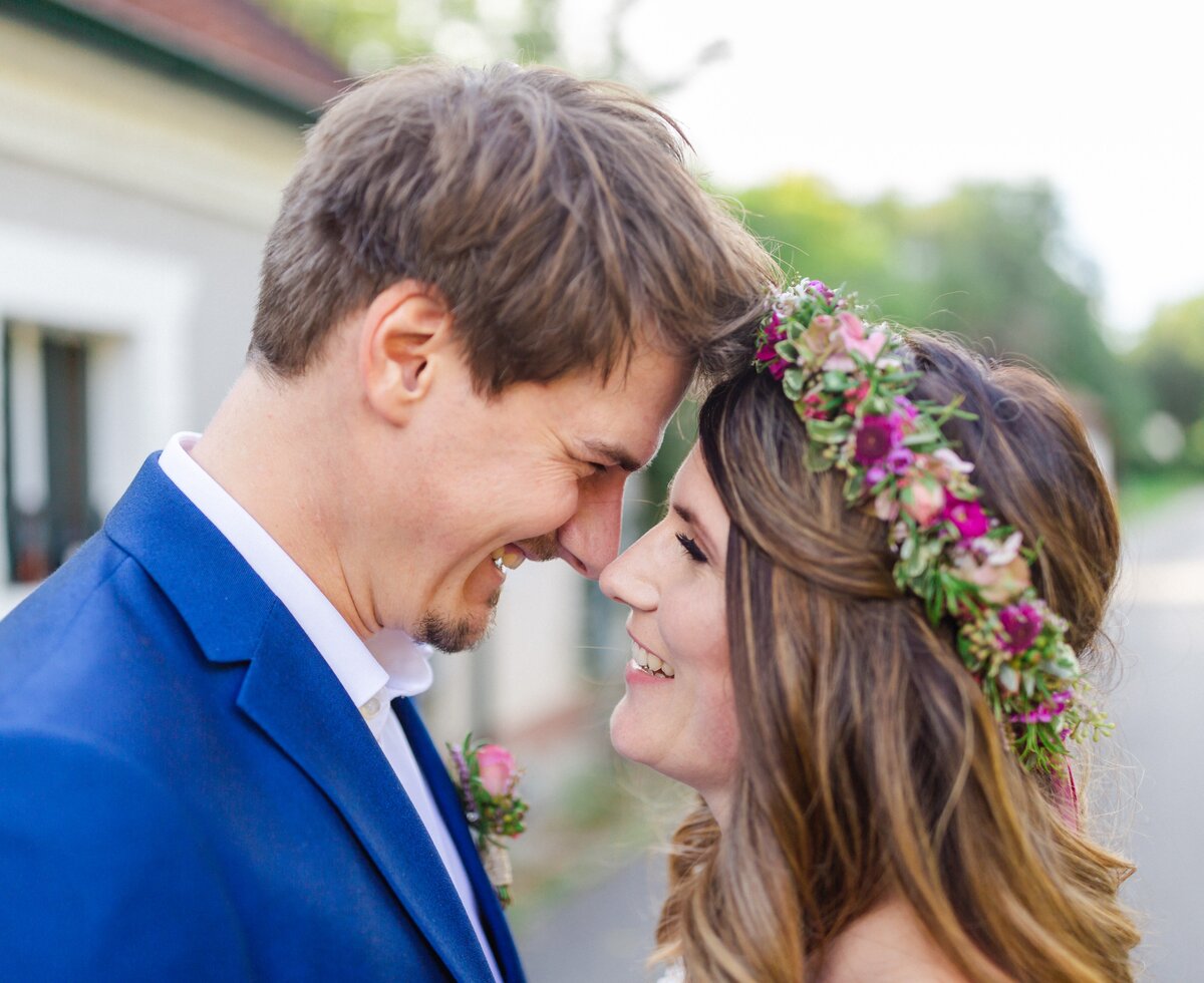 Mann und Frau lachen sich an  | © Urlaub am Winzerhof / Marie & Michael Photography - www.marieundmichael.com