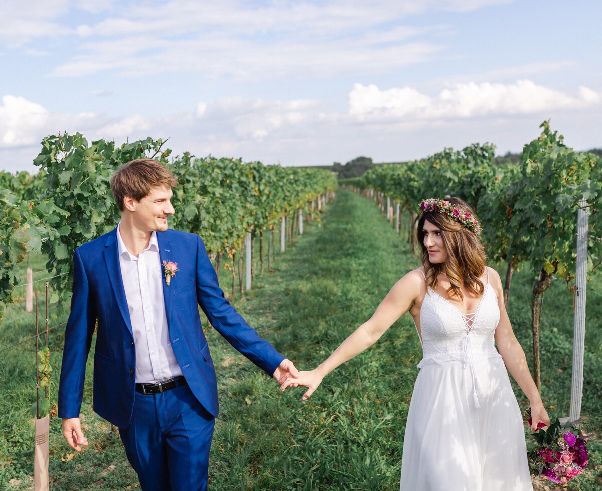 Hand in Hand im Weingarten | © Urlaub am Winzerhof / Marie & Michael Photography - www.marieundmichael.com