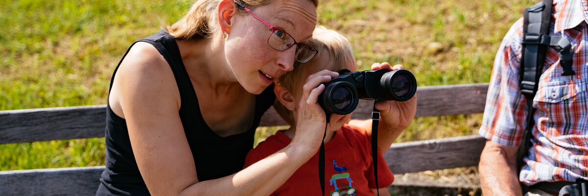 Mama zeigt dem Bub etwas durch das Fernglas | © Urlaub am Bauernhof Oberösterreich / Daniel Gollner