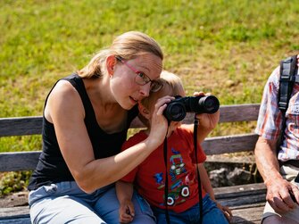 Mama zeigt dem Bub etwas durch das Fernglas | © Urlaub am Bauernhof Oberösterreich / Daniel Gollner