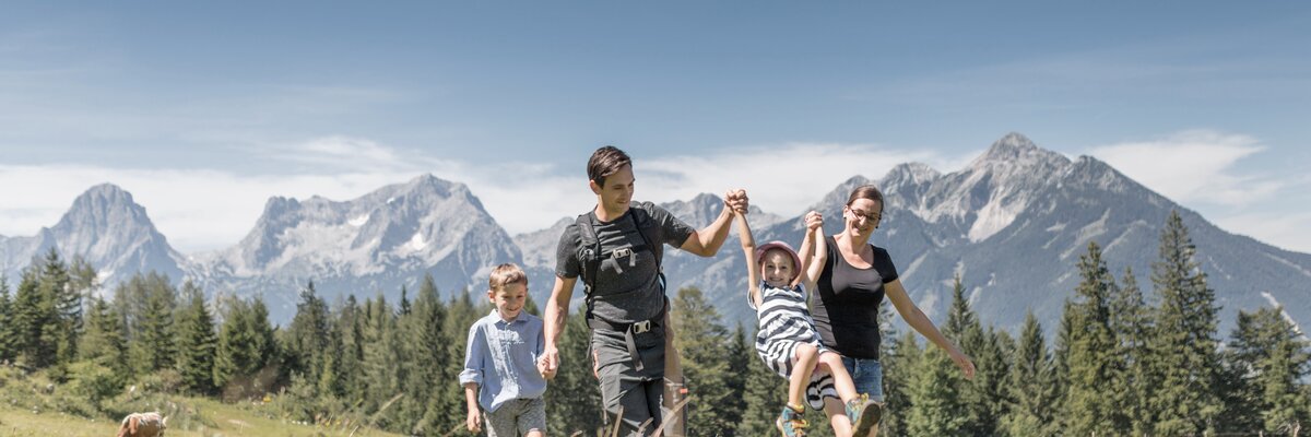 Familie wandert auf der Wiese vor dem Bergpanorama des Toten Gebirges, Nationalparkregion Kalkalpen | © Oberösterreich Tourismus GmbH / Daniel Hinterramskogler