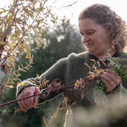 Bäuerin schneidet draußen Zweige ab | © Oberösterreich Tourismus GmbH / Martin Fickert