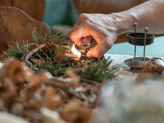 Bäuerin zündet Räucherwerk an | © Oberösterreich Tourismus GmbH / Martin Fickert