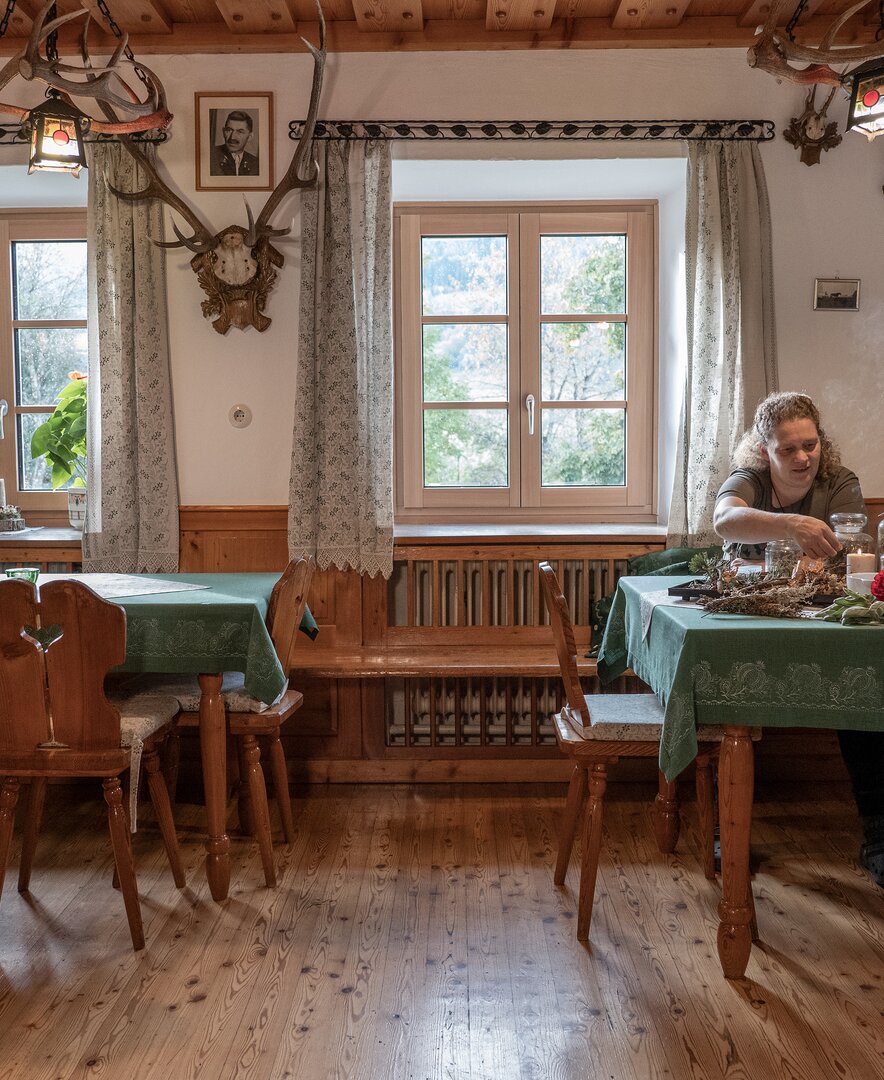 Bäuerin sitzt in traditioneller Stube mit Räucherwerk am Ferienhof Zamsegg in Vorderstoder, Nationalparkregion Kalkalpen | © Oberösterreich Tourismus GmbH / Martin Fickert