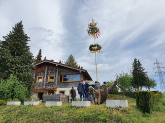 Maibaum steht vor dem Haus | © Urlaub am Bauernhof Oberösterreich / Landjugend OÖ