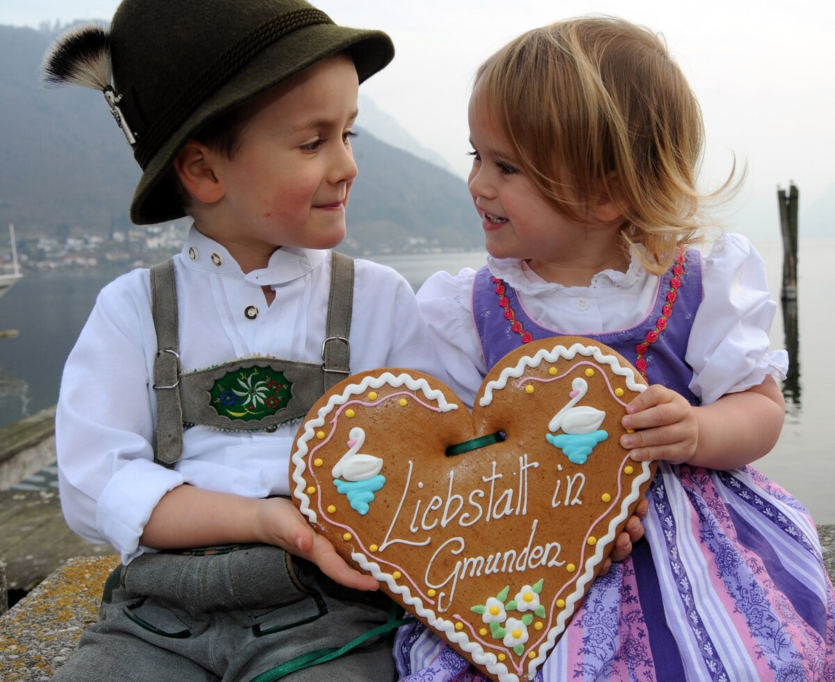 Kinder in Tracht mit einem Lebkuchenherz beim Liebstattsonntag in Gmunden | © Oberösterreich Tourismus GmbH / Klemens Fellner