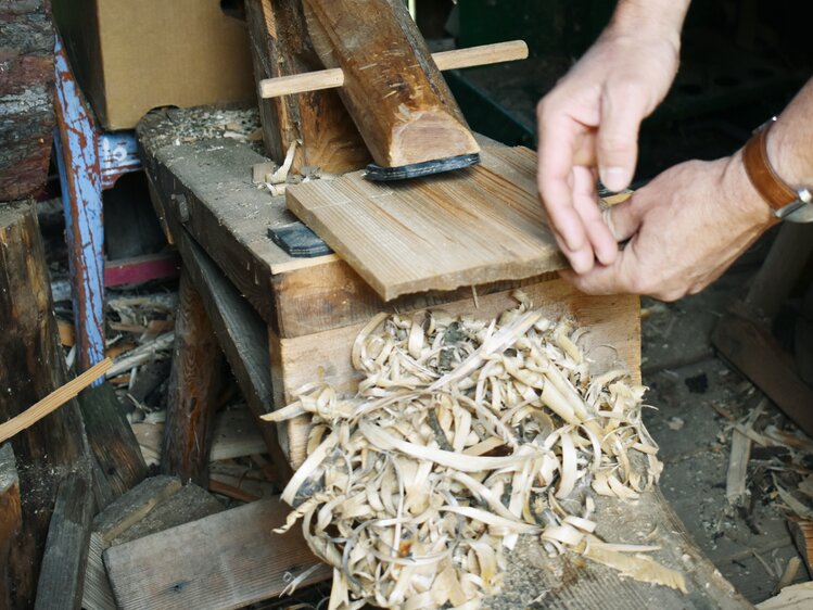 Bauer hobelt Holzschindeln | © Urlaub am Bauernhof Oberösterreich / Harald Puchegger