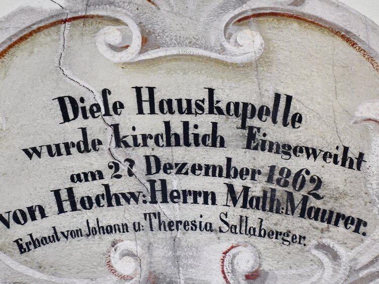 Inschrift in der Hofkapelle am Ferienhof Turmkeller | © Urlaub am Bauernhof Oberösterreich / Harald Puchegger