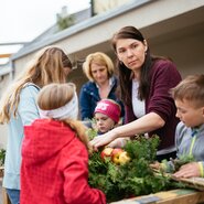 Palmbuschen binden mit Kinder | © Urlaub am Bauernhof Oberösterreich / Daniel Gollner