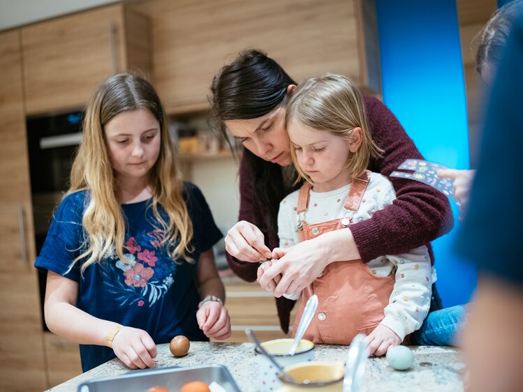 Bäuerin zeigt den Kindern Eier bemalen | © Urlaub am Bauernhof Oberösterreich / Daniel Gollner