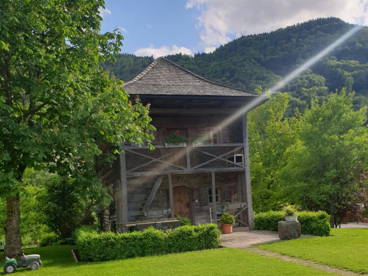 Traditioneller Troadkasten als Übernachtungsmöglichkeit am Attwengerhof in Traunkirchen | © Urlaub am Bauernhof Oberösterreich / Stephan Wolfsgruber