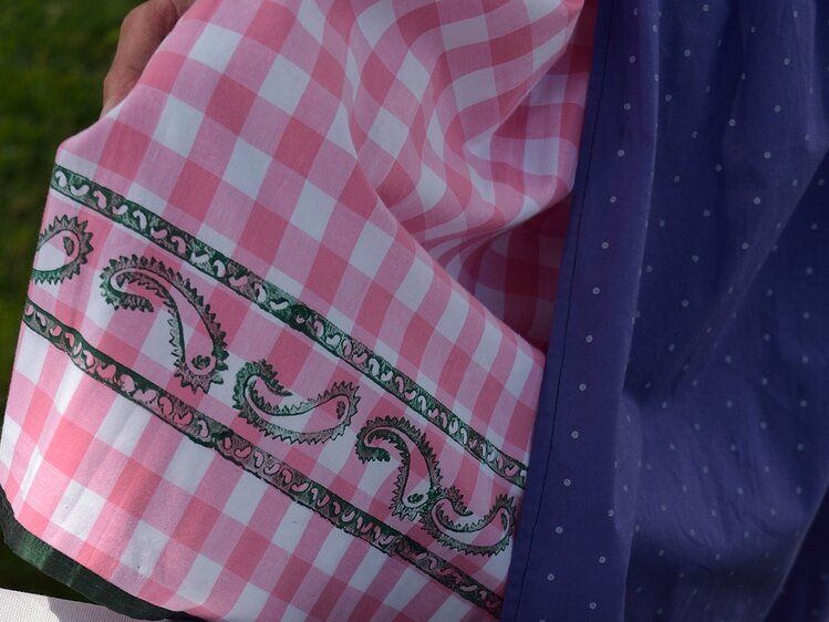 Rosarotes Dirndl mit grünem Muster traditionell bedruckt | © Urlaub am Bauernhof Oberösterreich / Harald Puchegger