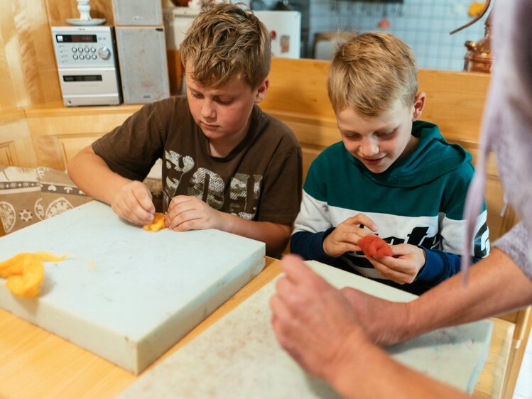 Bäuerin mit zwei Buben am Filzen | © Urlaub am Bauernhof Oberösterreich / Daniel Gollner