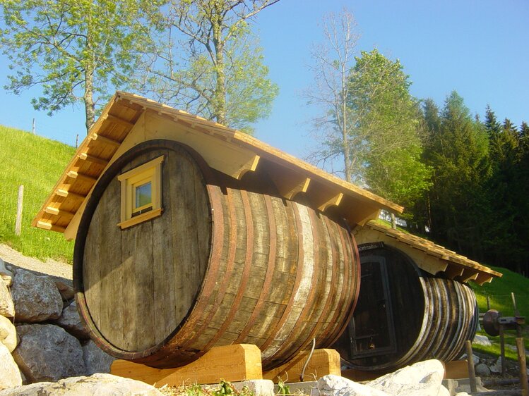 Zwei Holzfässer als Übernachtungsmöglichkeit am Singerskogel in Spital/Pyhrn | © Urlaub am Bauernhof Oberösterreich / Andrea und Josef Kreutzhuber