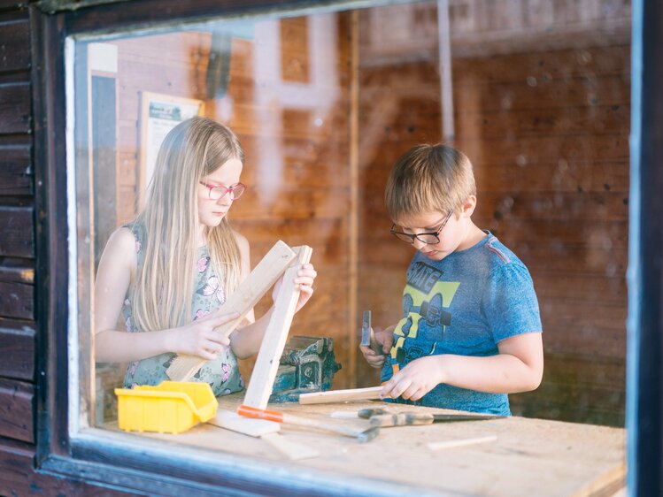 Kinder basteln und handwerken | © Urlaub am Bauernhof Oberösterreich / Daniel Gollner