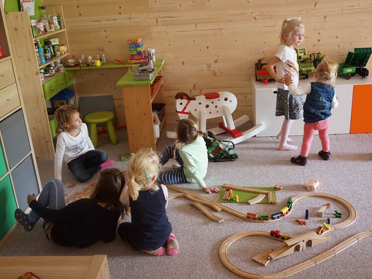 Kinder spielen im Spielzimmer | © Urlaub am Bauernhof Oberösterreich / Harald Puchegger