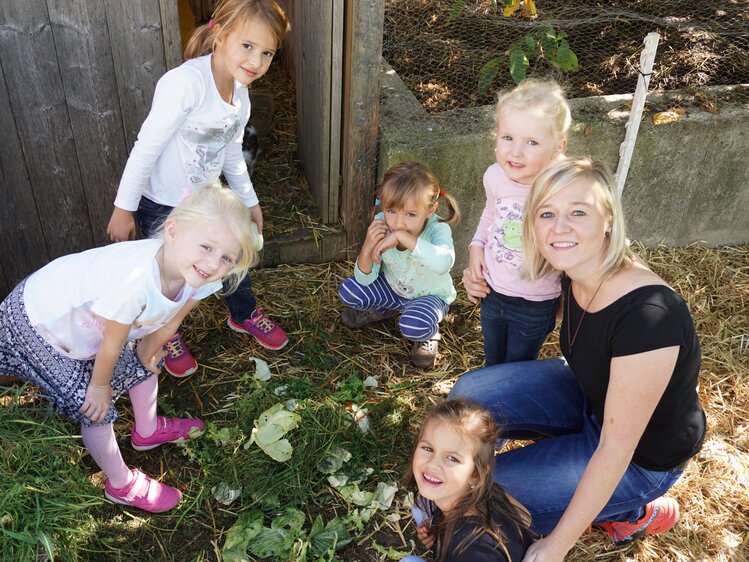 Eine Gruppe von Kindern am Bauernhof | © Urlaub am Bauernhof Oberösterreich / Harald Puchegger