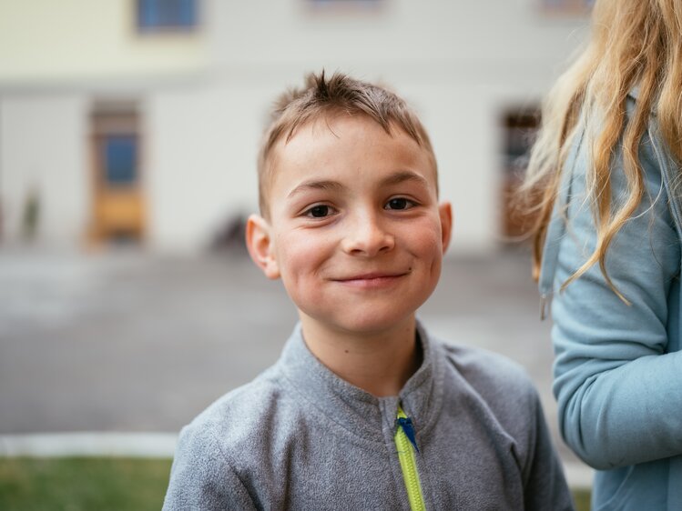 Bub lacht in Kamera | © Urlaub am Bauernhof Oberösterreich / Daniel Gollner