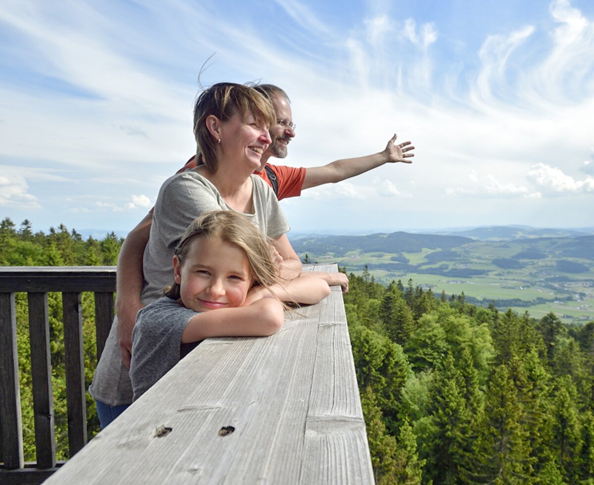 Familie auf einer Aussichtsplattform mit Weitblick über das Mühlviertel | © Urlaub am Bauernhof Oberösterreich / Ralph Fischbacher