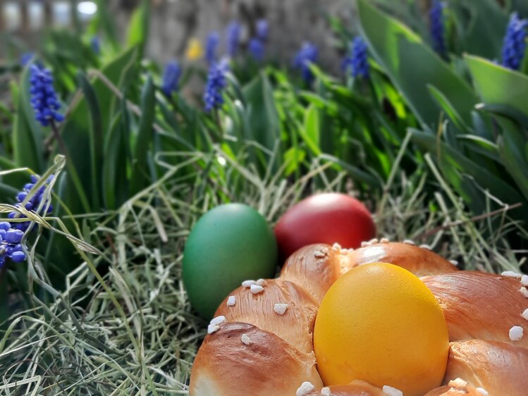 Süßes Osternest aus Germteig mit bunten Ostereiern im Garten versteckt | © Urlaub am Bauernhof in Oberösterreich / Theresa Neumüller