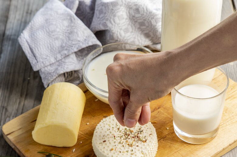 Frische Milch, selbstgemachte Butter und Joghurt | © Urlaub am Bauernhof Oberösterreich / Puremotions Photography