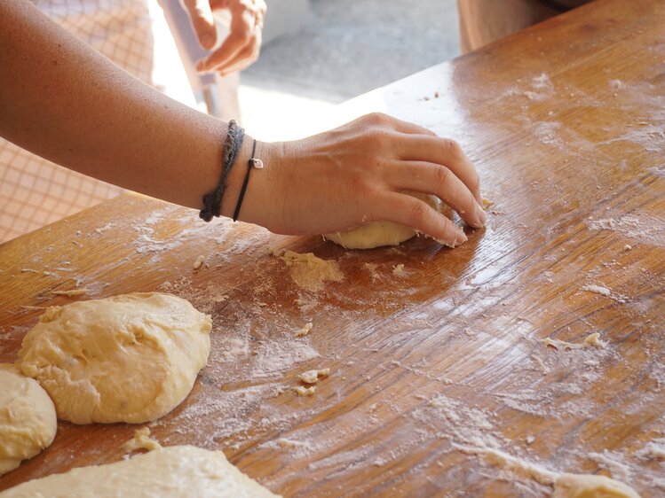 Bäuerin "schleift" den Teig zu Bauernkrapfen | © Urlaub am Bauernhof Oberösterreich / Harald Puchegger