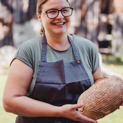 Bäuerin Bianca mit selbstgebackenem Bauernbrot | © Footprints Fotografie // cookingCatrin Bäuerin Bianca mit selbstgebackenem Bauernbrot | © Footprints Fotografie // cookingCatrin