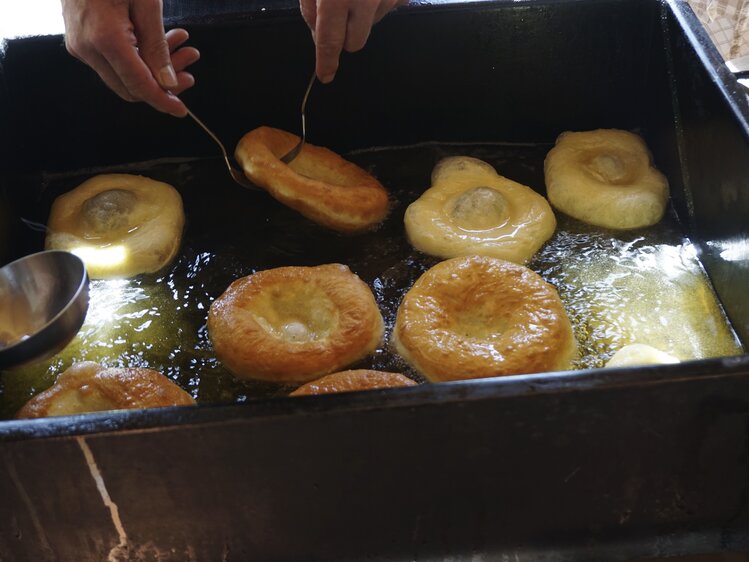 Bauernkrapfen werden in heißem Fett herausgebacken | © Urlaub am Bauernhof Oberösterreich / Harald Puchegger