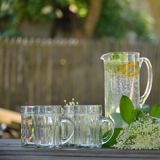 Selbstgemachter Holundersirup steht mit mehreren Gläsern auf dem Tisch | © Urlaub am Bauernhof Oberösterreich / Ralph Fischbacher